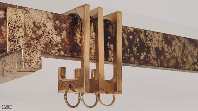 Anneaux en C spécifiques pour tringles plates