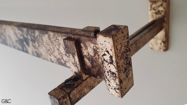 La tringle et les accessoires sont décorés par électrolyse, ton laiton marbré