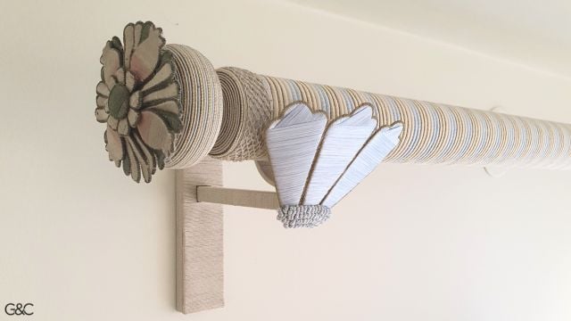 Une prouesse technique : la tringle et les accessoires sont entièrement décorés de passementerie