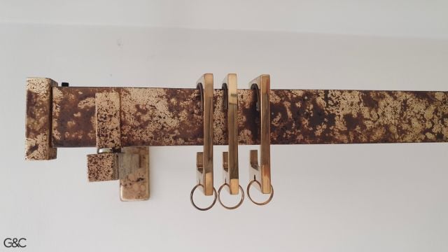 La tringle à rideaux est équipée d'anneaux ouverts qui permettent de passer au-delà du support