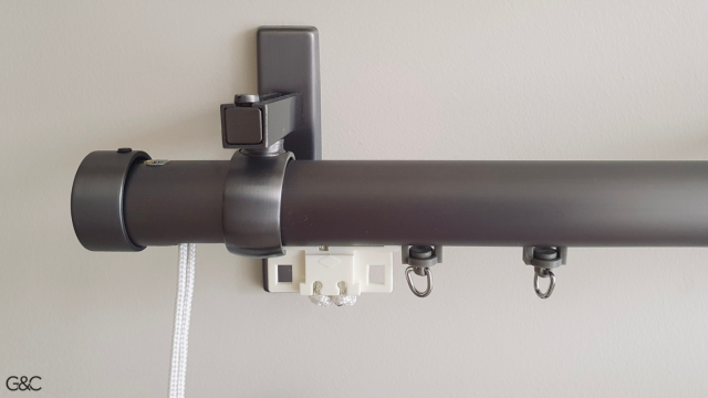 Tringle à rideaux avec rail inséré, tirage cordon mécanisme exclusif