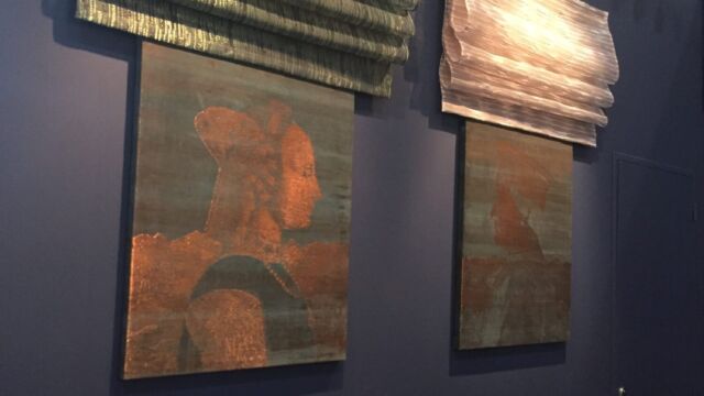 2 stores drapés motorisés avec télécommande, toiles en métal tissé gris et blanc