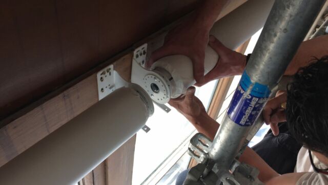 Tube diamètre 80 mm pour store motorisé géant sur mesure posé au musée du Louvre