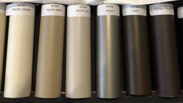 Échantillons de tringles à rideaux finition époxy dans différents tons : blanc, crème, noir, rouille