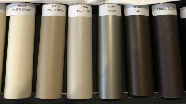 Échantillons de tringles à rideaux finition époxy dans différents tons : blanc, crème, noir, rouille