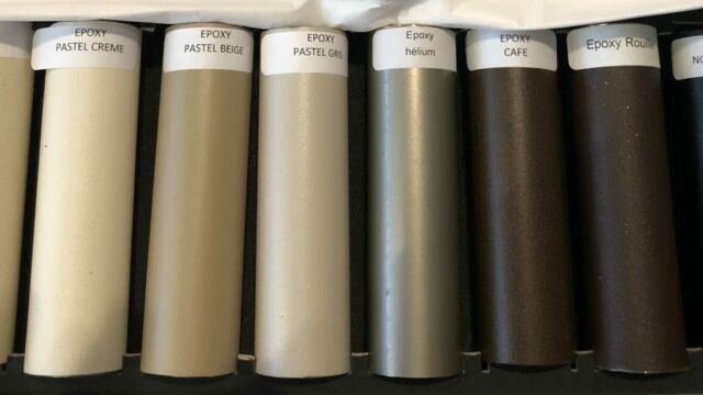 Échantillons de tringles à rideaux finition époxy dans différents tons : blanc, crème, noir, rouille
