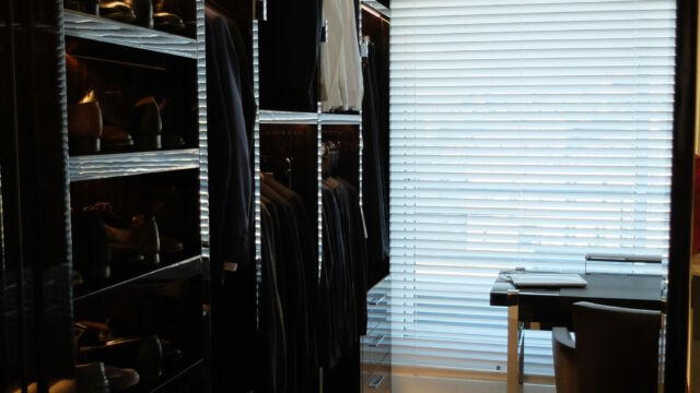 Grand dressing moderne avec store vénitien télécommandé blanc pour l’intimité