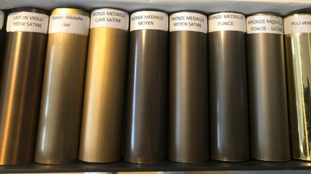 Échantillons de tringles à rideaux finition électro dans différents tons laiton, bronze médaille