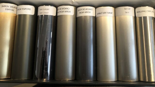 Échantillons de tringles à rideaux décorés par électrolyse nickel, canon de fusil, bronze noir, etc.