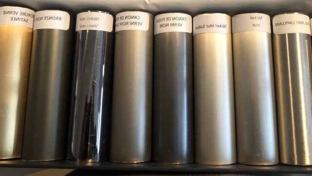 Échantillons de tringles à rideaux décorés par électrolyse nickel, canon de fusil, bronze noir, etc.