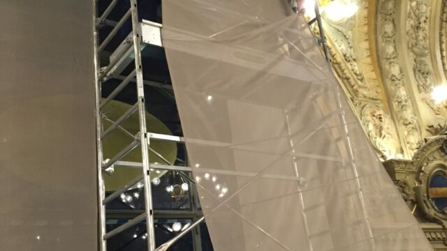 Toile technique grise pour stores bateaux motorisés grandes dimensions pour la brasserie le train bleu à Paris