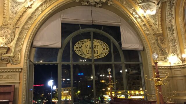 4 stores bateaux motorisés grandes dimensions dans la brasserie le train bleu à paris