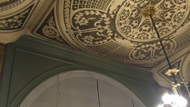 Stores bateaux électriques à télécommande sur baie vitrée grande dimension