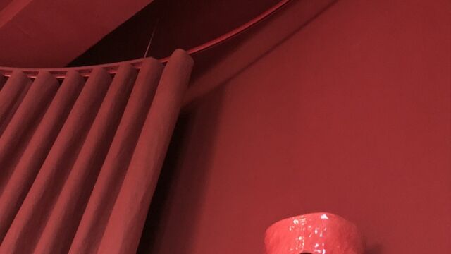 Détail d’un décor tout en rouge signé Pierre Yovanovitch pour la Design Parade 2018 avec rail cintré de 25 m de long