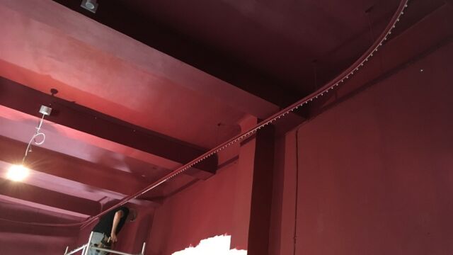 Montage d’un décor signé Pierre Yovanovitch pour la Design Parade 2018 avec un rail de 25 m de long en ellipse