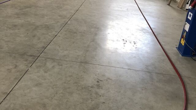 Rail pour stores en ellipse de 25 m de long avec décor rouge sur mesure posé au sol avant le montage