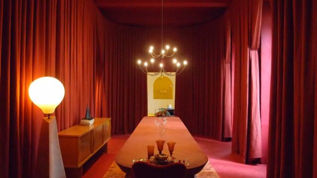Splendide décor tout en rouge à la Design Parade 2018 comprenant un rail sur mesure cintré en ellipse très grande longueur