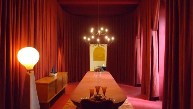 Splendide décor tout en rouge à la Design Parade 2018 comprenant un rail sur mesure cintré en ellipse très grande longueur