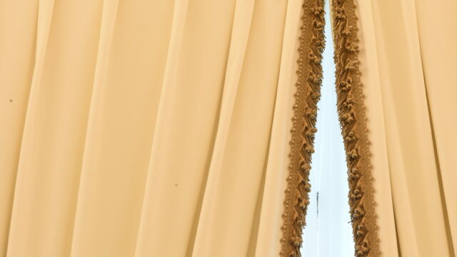 Tringle style Louis XV télécommandée sur mesure domotique finition dorure fabriquée en France