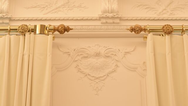 Tringle à rideaux télécommandée sur mesure finition dorure avec embouts et rosaces style Louis XV