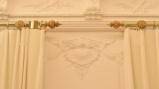 Tringle à rideaux télécommandée sur mesure finition dorure avec embouts et rosaces style Louis XV