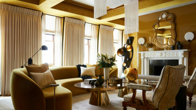 Élégant salon new yorkais décoré pour Kips Bay tons beiges et jaune paille avec tringle à rideaux de 7 m