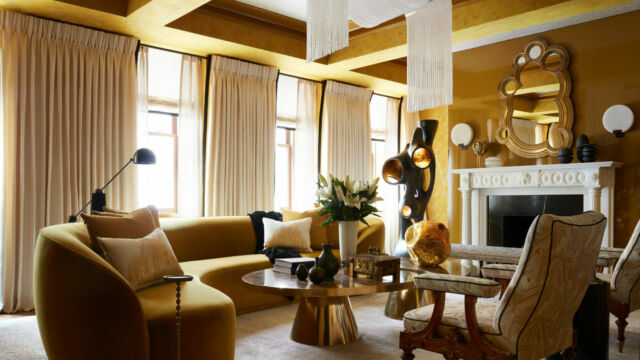 Élégant salon new yorkais décoré pour Kips Bay tons beiges et jaune paille avec tringle à rideaux de 7 m
