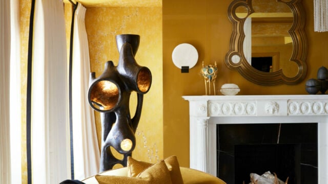 Kips bay 2018 New York : salon richement décoré en beige et jaune paille avec tringle de 7 m