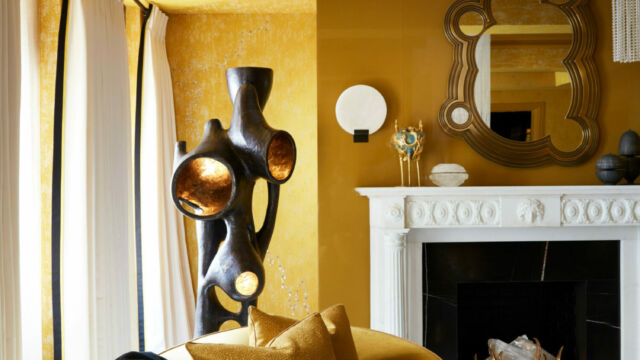 Kips bay 2018 New York : salon richement décoré en beige et jaune paille avec tringle de 7 m