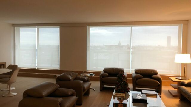 Stores enrouleurs électriques télécommandés sur mesure blancs fabriqués en France