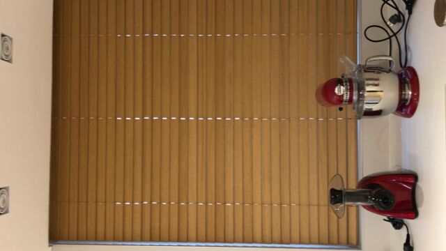 Stores vénitiens sur mesure à lattes bois motorisés avec télécommande fabriqués en France