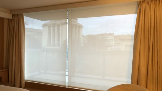 Stores enrouleurs et rail électrique - Trocadero - Remerciements à M & Mme G 2018-2 Rail électrique et stores enrouleurs blancs télécommandés sur mesure fabriqués en France