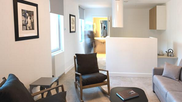 Stores enrouleurs toile, chaînette et structure gris assortis