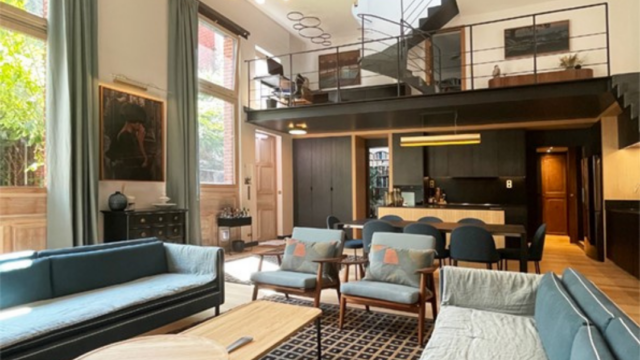 Rail motorisé très silencieux (38 à 42 dB)  RTS à télécommande, décoré sur mesure finition P2242 mat sélection Gauthier. Rail motorisé décor sur mesure