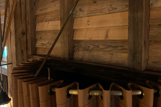 Tringle cintrée avec support à rotule avec rideau cuir