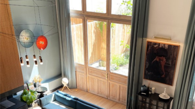 Rail motorisé très silencieux (38 à 42 dB) RTS à télécommande, décoré sur mesure finition P2242 mat sélection Gauthier. Rail motorisé Somfy Glydea® décor sur mesure