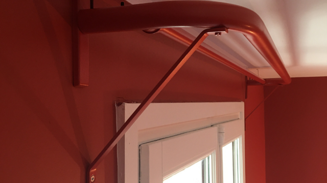 Tringle coudée rouge décor sur mesure