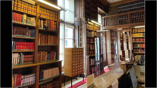 Stores enrouleurs anti-arrachement avec toile préservant le patrimoine d’ouvrages anciens.