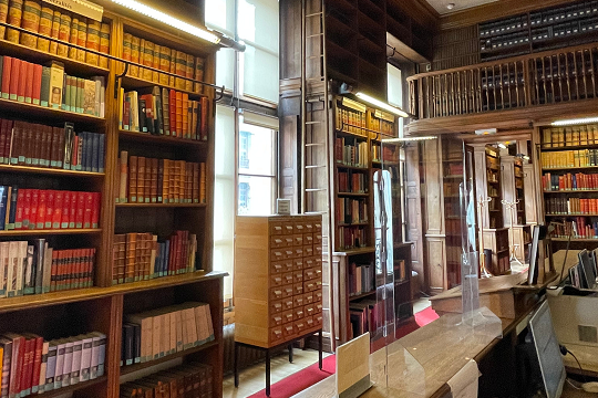 Stores enrouleurs anti-arrachement avec toile préservant le patrimoine d’ouvrages anciens.