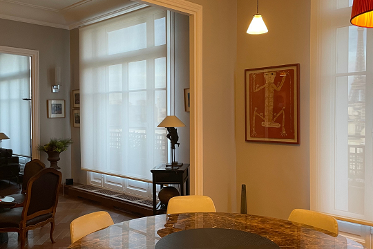 Stores enrouleurs électriques toile beige sur batterie rechargeable sans câble d’alimentation