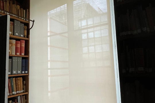 Stores enrouleurs préservant les ouvrages anciens de la bibliothèque nationale de France.