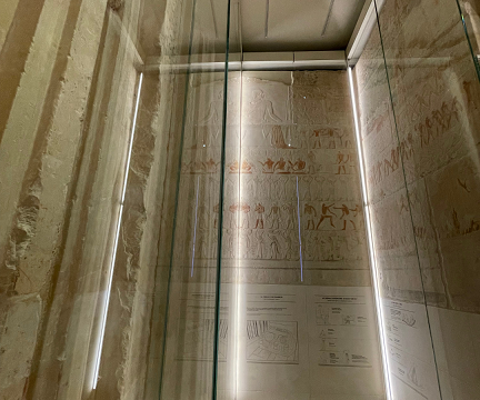 À I’intérieur du Mastaba, tombeau monumental d’Akhethétep, haut dignitaire Égyptien