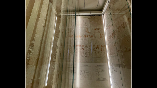 À I’intérieur du Mastaba, tombeau monumental d’Akhethétep, haut dignitaire Égyptien