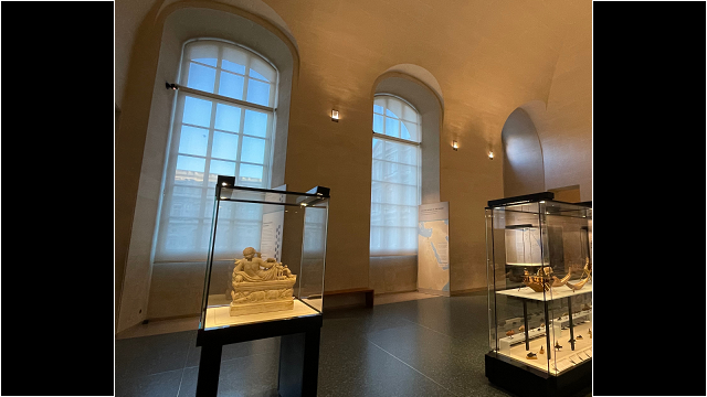 Stores fabriqués sur mesure avec cintrage en demi-lune et motorisation au Louvre