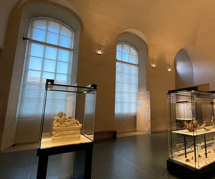 Stores fabriqués sur mesure avec cintrage en demi-lune et motorisation au Louvre