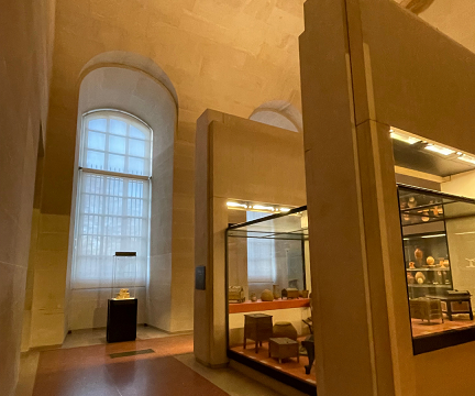 Stores fixes cintrés en demi-lune et stores enrouleurs motorisés sur mesure au Louvre