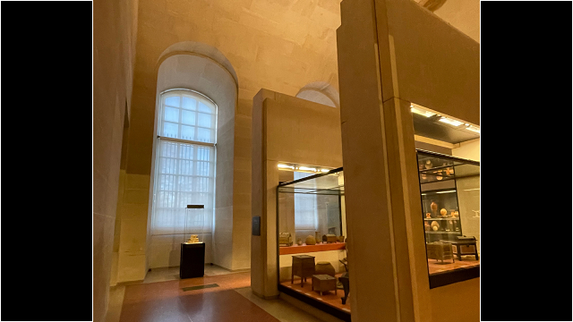 Stores fixes cintrés en demi-lune et stores enrouleurs motorisés sur mesure au Louvre