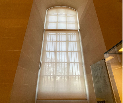 Une des 14 baies restaurées à l’identique, stores fixes cintrés en demi-lune et stores enrouleurs motorisés.