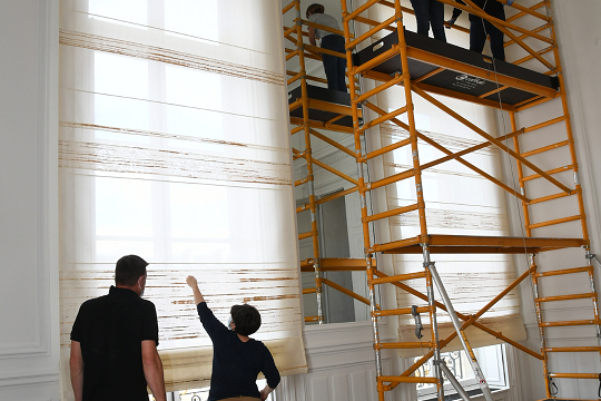 Pose avec échafaudage de stores bateaux avec supports spéciaux sur mesure au palais de l’Élysée