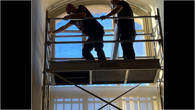 restauration à l’identique de 14 baies de 2 m de large x 5 m de haut avec 28 stores au Louvre